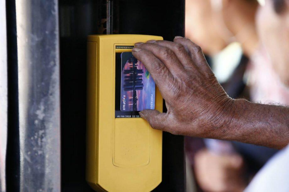 Trabalhador foi cobrar passe de ônibus bloqueado pelo ex-patrão. (Foto: Marcos Ermínio)