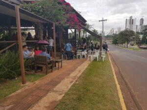 Famílias tiveram que esperar na calçada por uma mesa em churrascaria. (Foto: Vinicius Costa)