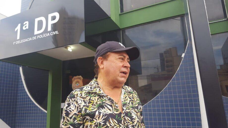 Vereador chegou à Depac Centro acompanhado do deputado e amigo de longa data