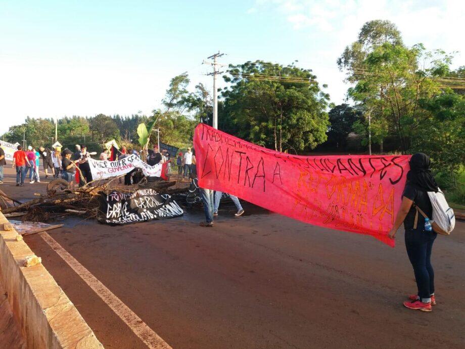Trabalhadores da educação fecharam trecho da MS-162 em Dourados. (Foto: Divulgação)