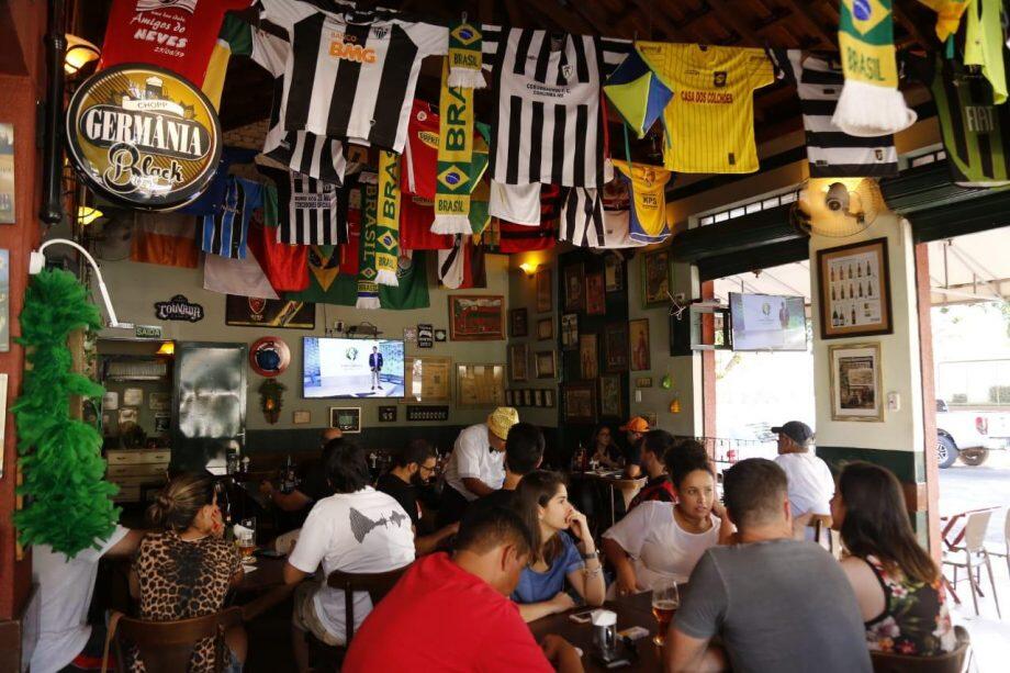 Bar da Capital mantém movimento "médio" durante os jogos. (Foto: Leonardo de França)