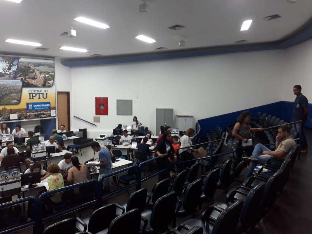 Contribuintes aproveitaram central sem fila no primeiro dia de Refis. (Foto: Renata Volpe/Midiamax)