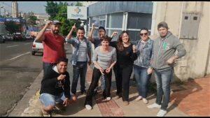 Ex-funcionários protestaram em frente a uma das unidades da rede. (Foto: Reprodução)