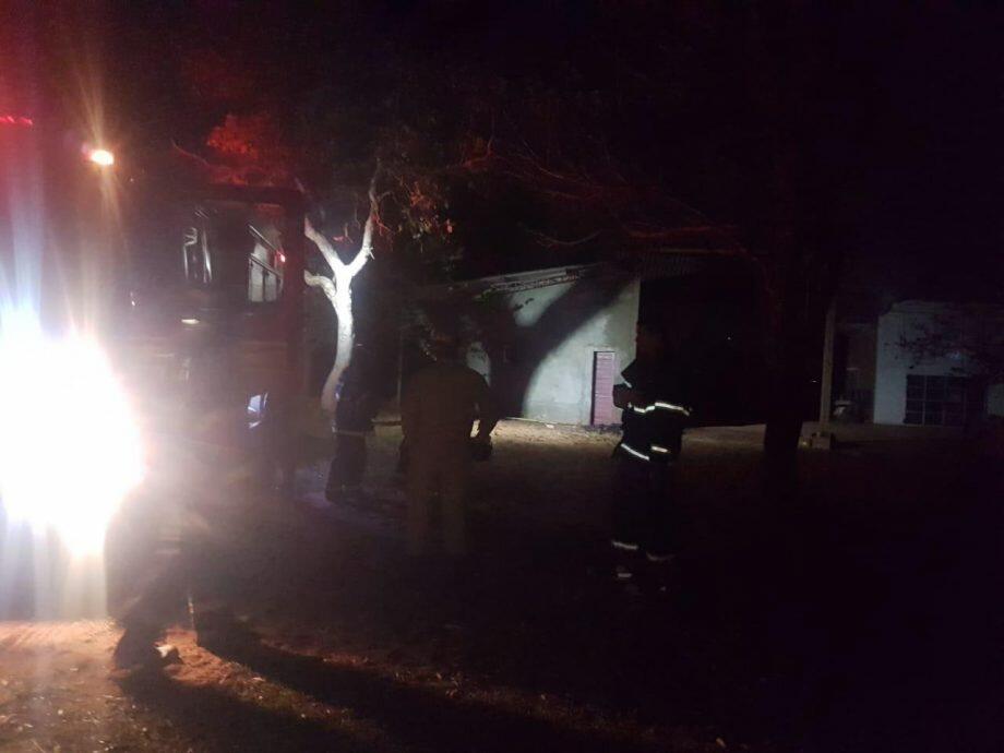 Bombeiros acabaram rapidamente com as chamas. (Foto: Vinicius Costa)