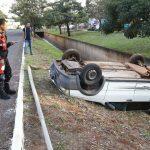 O motorista disse que perdeu o controle da direção e bateu no poste. (Foto: Marcos Ermínio)