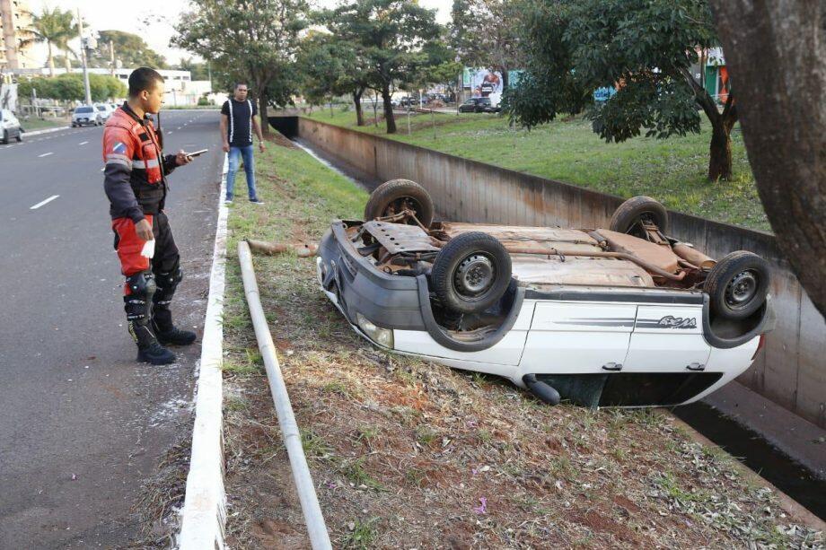 O motorista disse que perdeu o controle da direção e bateu no poste. (Foto: Marcos Ermínio)