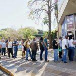 Contribuintes ficam mais de uma hora na fila para serem atendidos. (Foto: Henrique Arakaki)