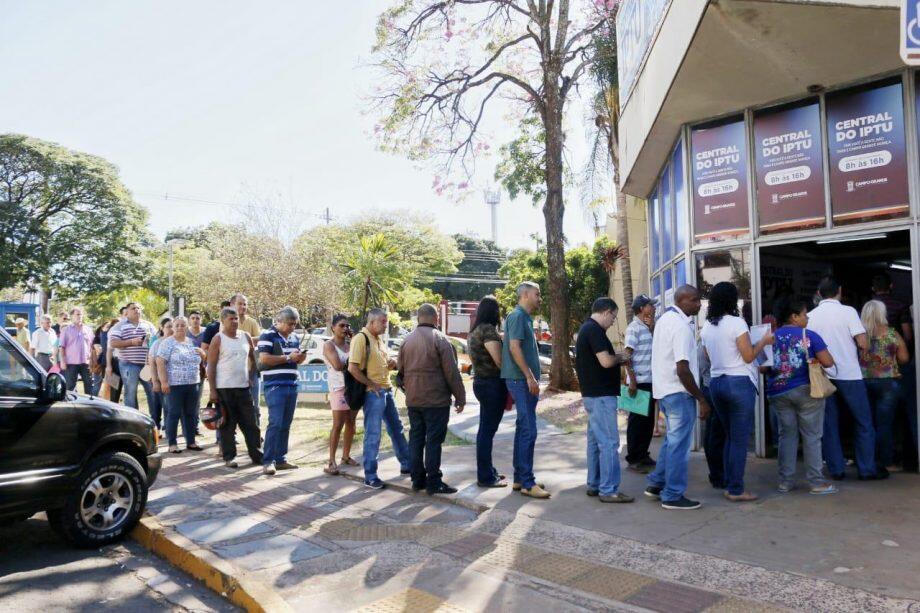 Contribuintes ficam mais de uma hora na fila para serem atendidos. (Foto: Henrique Arakaki)