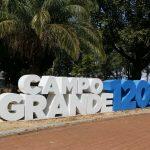 Praça amanheceu com letreiro no gramado. (Foto: Henrique Arakaki)
