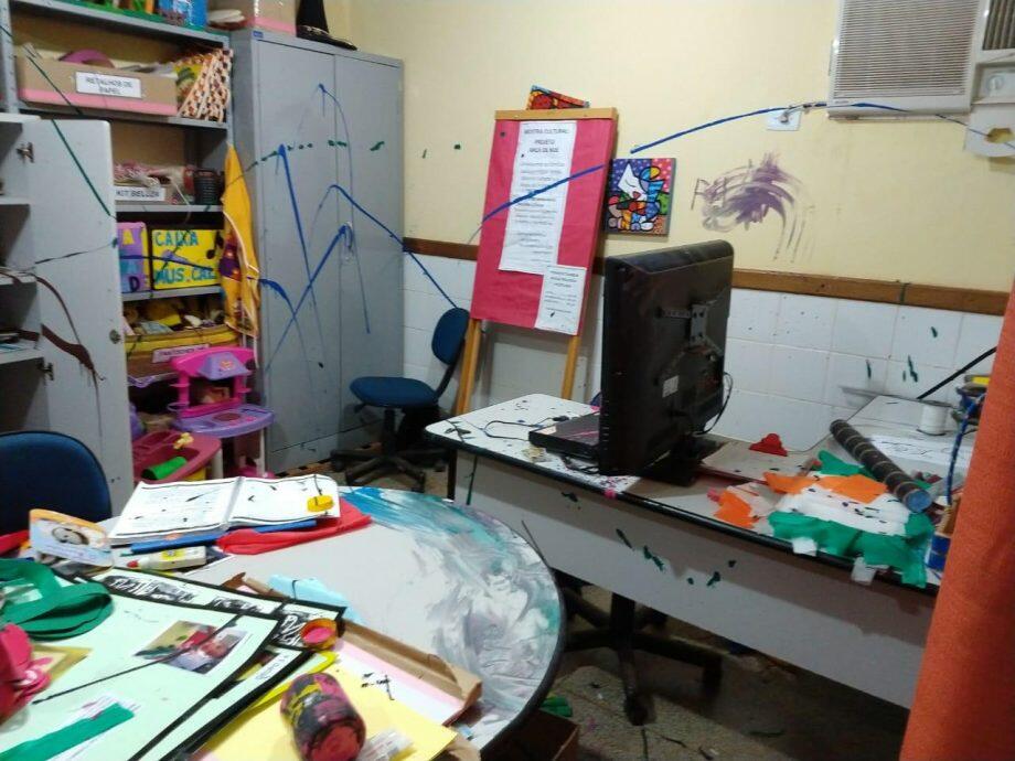 Educadores se depararam com destruição de salas na escola. (Foto: Whatsapp/Midiamax)