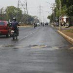 Trechinho da Avenida Guaicurus estava com asfalto molhado enquanto a reportagem passava pelo local | Foto: Evelin Cáceres | Midiamax