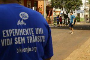 Pessoas começam a chegar para atividades na avenida Mato Grosso. (Foto: Marcos Ermínio)