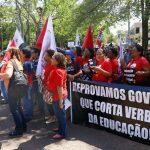 Manifestantes já se aglomeram em frente à Governadoria