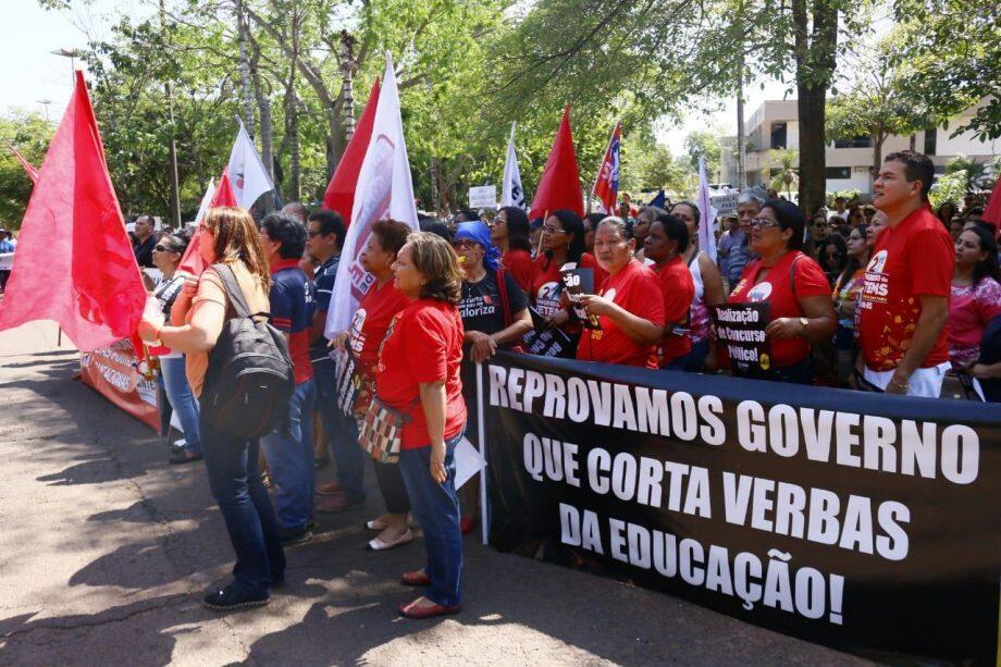 Manifestantes já se aglomeram em frente à Governadoria