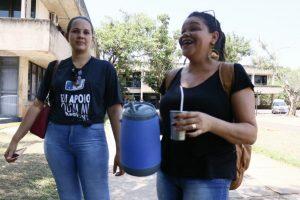 Tereré garantiu hidratação para manifestantes que fizeram protesto no Parque dos Poderes por três horas. (Foto: Marcos Ermínio)
