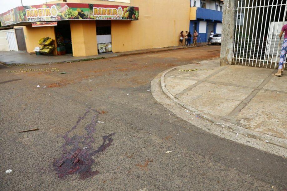 Sangue identifica local onde jovem foi agredido. (Foto: Leonardo de França)