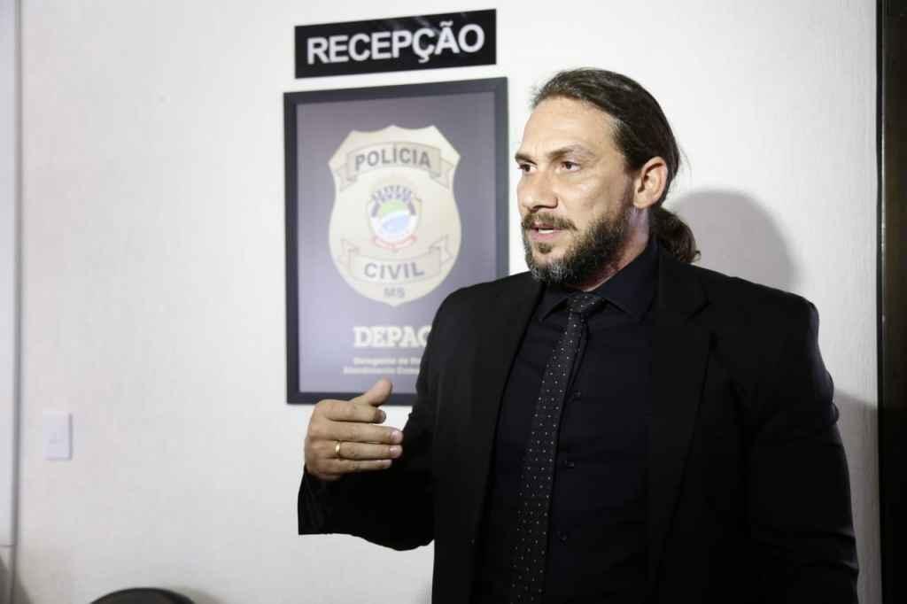 Delegado Rodrigo Camapum explica que grupo falsificava documentos de pessoas com o nome limpo. (Foto: Leonardo de França)