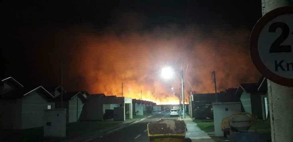 Fogo alto ao lado do muro dos fundos do condomínio condomínio Villas de Galícia no São Conrado (Via WhatsApp)