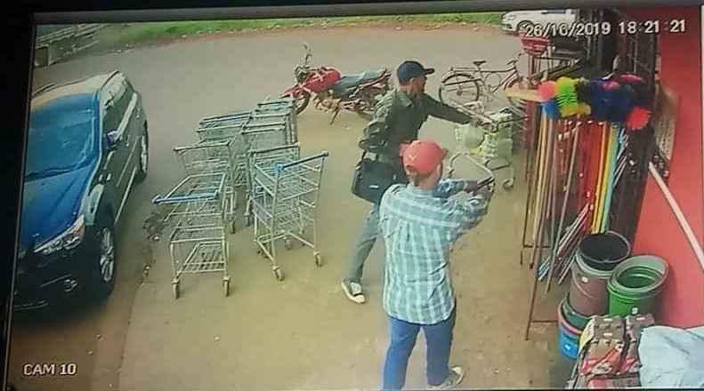 Momento em que assaltantes invadem comércio no Indubrasil. (Foto: Divulgação)