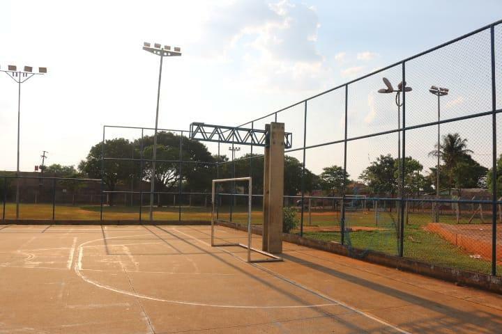 Praça é a única opção de lazer das crianças e jovens do Universitário. (Foto: Minamar Júnior