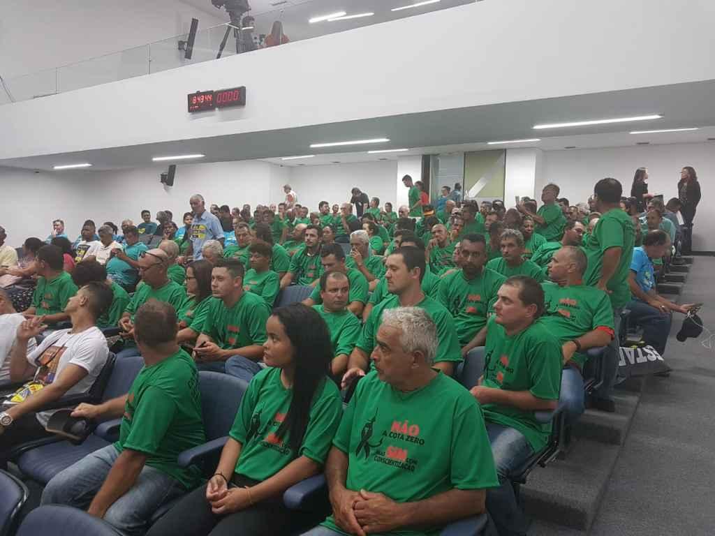 Manifestantes se reuniram na Assembleia. (Foto: Ana Palma)