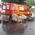Bombeiros socorrendo motociclista atingindo por caminhonete. (Divulgação