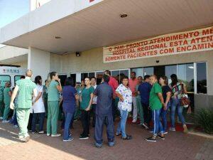 Funcionários pararam atendimento por uma hora. (Foto: Dândara Genelhú)