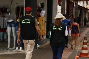 Fiscais da Semadur atuando na rua 14 de julho. (Foto: Minamar Júnior