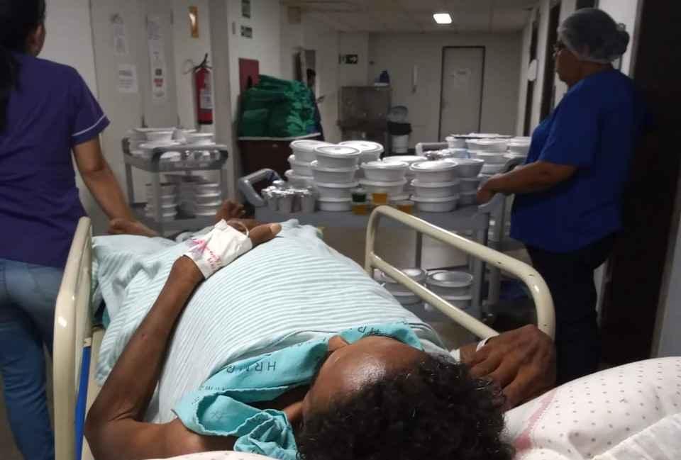 Pacientes ficam mais de seis horas nos corredores do setor de oncologia do HRMS |