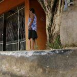 Casa teve garagem invadida por carro. (Foto: Marcos Ermínio)