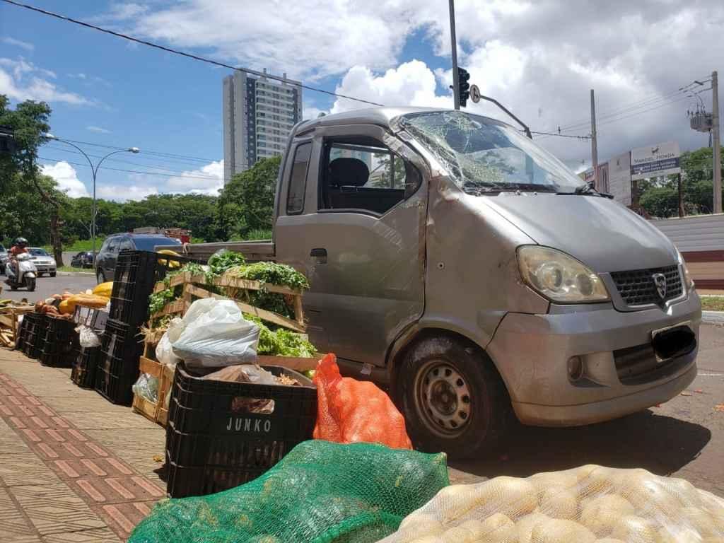 Mini caminhão já tinha sido desvirado