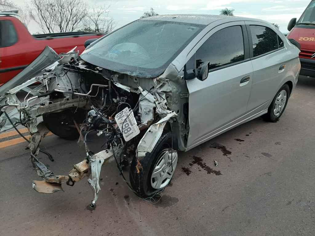 Carro ficou destruído