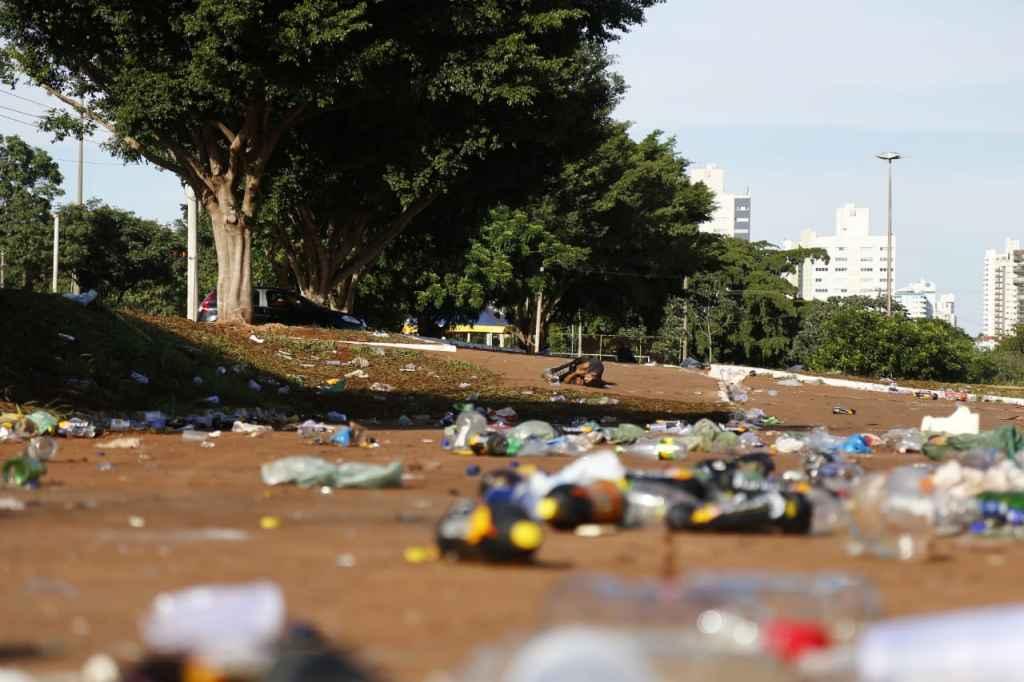 Sujeira tomou conta da Cidade do Natal (Foto: Leonardo de França