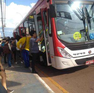 Ônibus quebrou e passageiros utilizaram ele como proteção do sol forte. (Foto: Fala Povo | Midiamax)