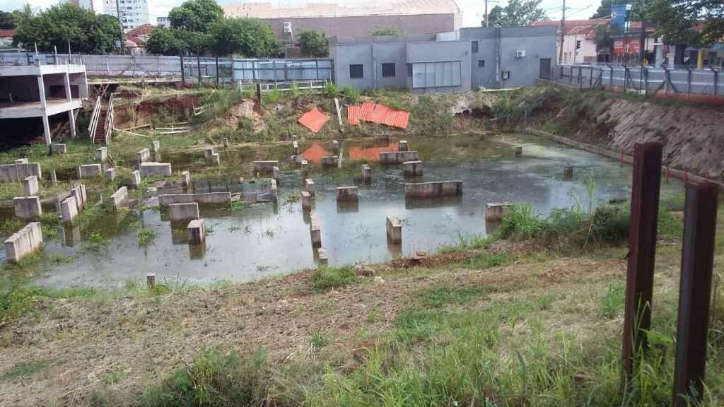 Proprietário deixou obra inacabada. (Foto: Fala Povo | Midiamax)