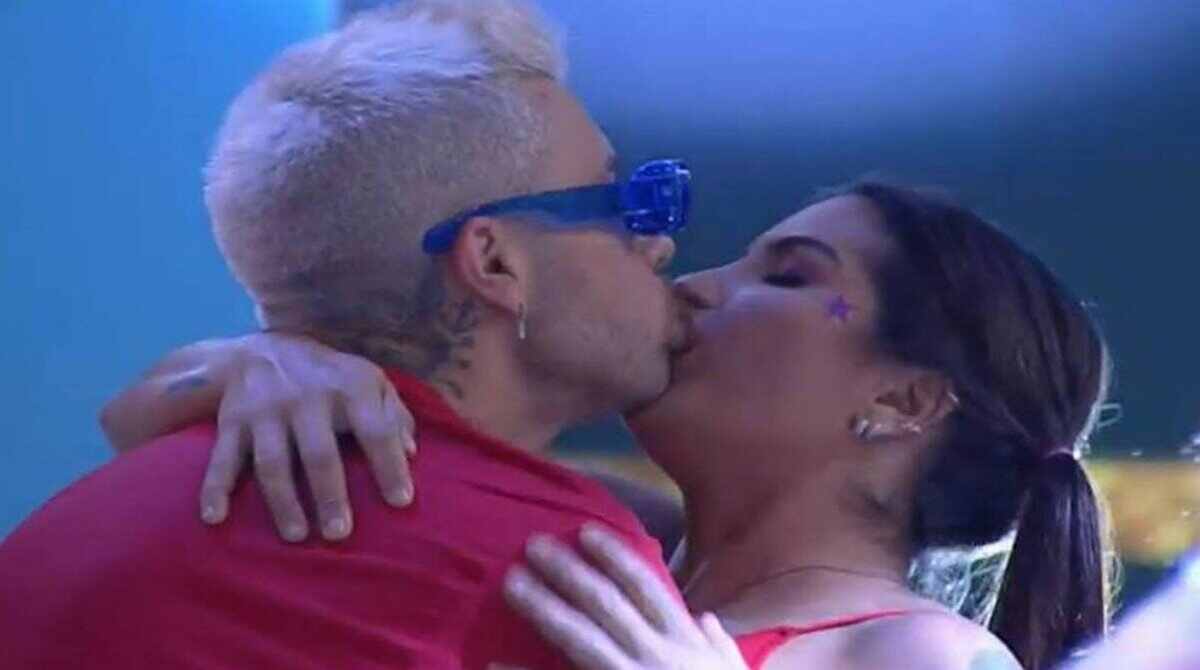 Marina Ferrari e Gui Araujo deram o primeiro beijo durante festa em "A Fazenda 13"