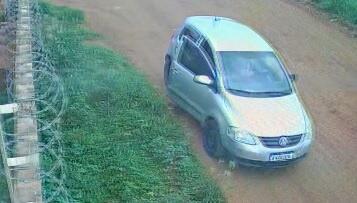 Homem abre porta do carro e vai embora após gato sair.