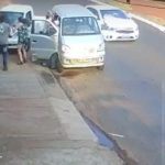 Menina por pouco não foi prensada (Foto: Reprodução)
