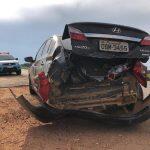 Carro teve a traseira totalmente destruída. (Foto: Almir Portela