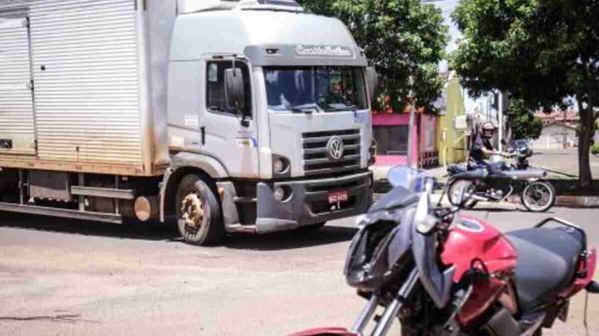 O caminhão e o motociclista da Honda Fan seguiam pela rua da Divisão no mesmo sentido.