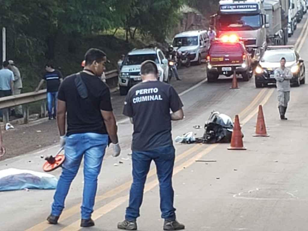 Polícia Civil e perícia durante coleta de informações. Foto: Leonardo de França