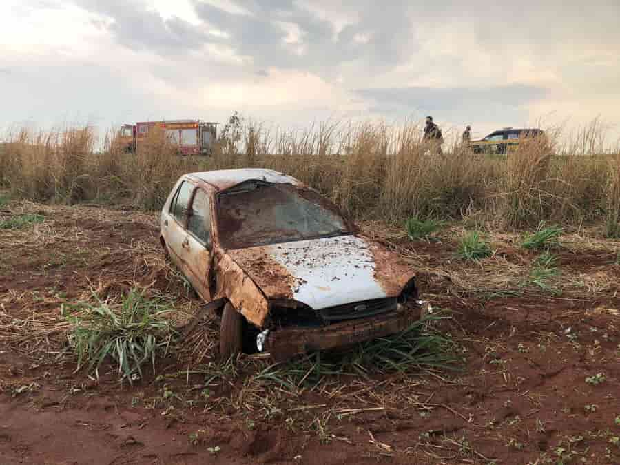 O veículo ficou completamente destruído