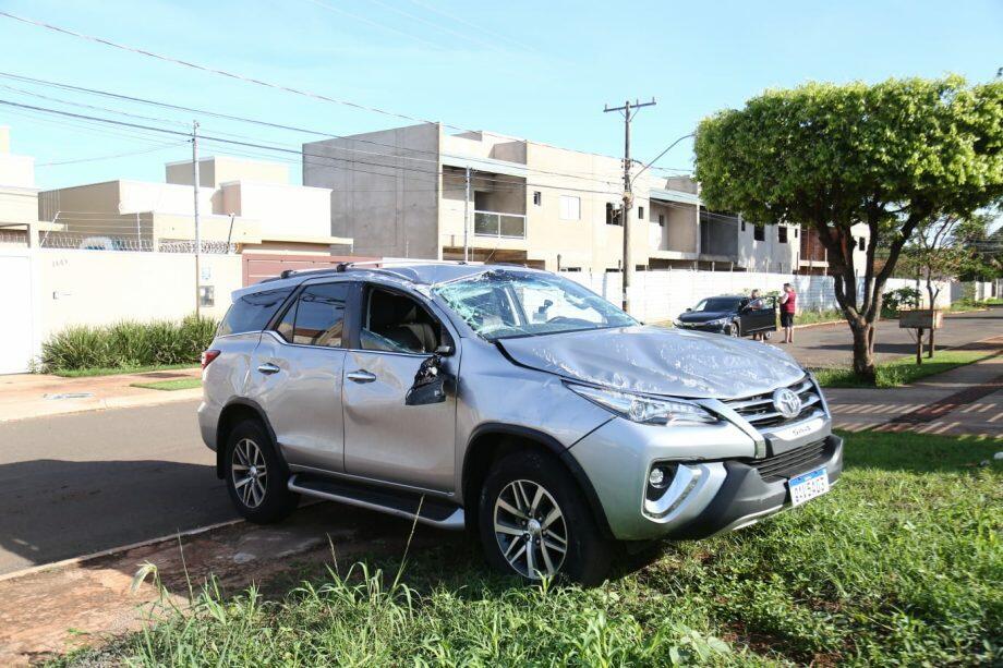 Carro parou em cima da calçada.