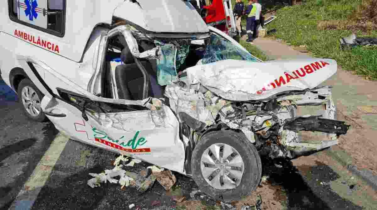 Parte dianteira da ambulância ficou completamente destruída