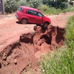 Imagem mostra veículo com roda presa no buraco na Vila Morumbi