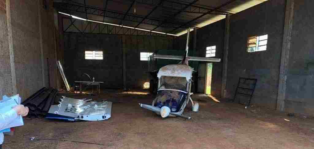 Ladrões chegaram a desmontar as asas da aeronave que estava  em um galpão agrícola