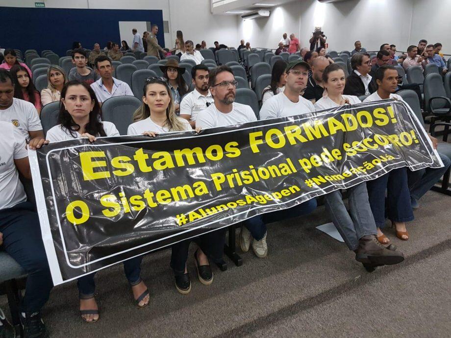 Alunos com faixa de protesto na Câmara Municipal de Campo Grande. (Foto: Richelieu Pereira).