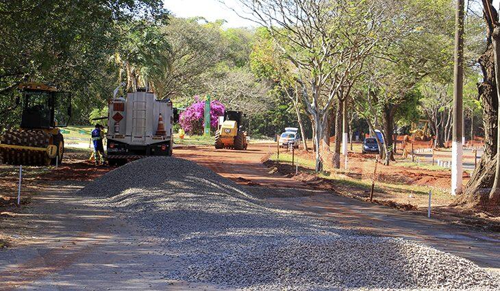 Obras no Parque dos Poderes fechou ruas para implantação do asfalto