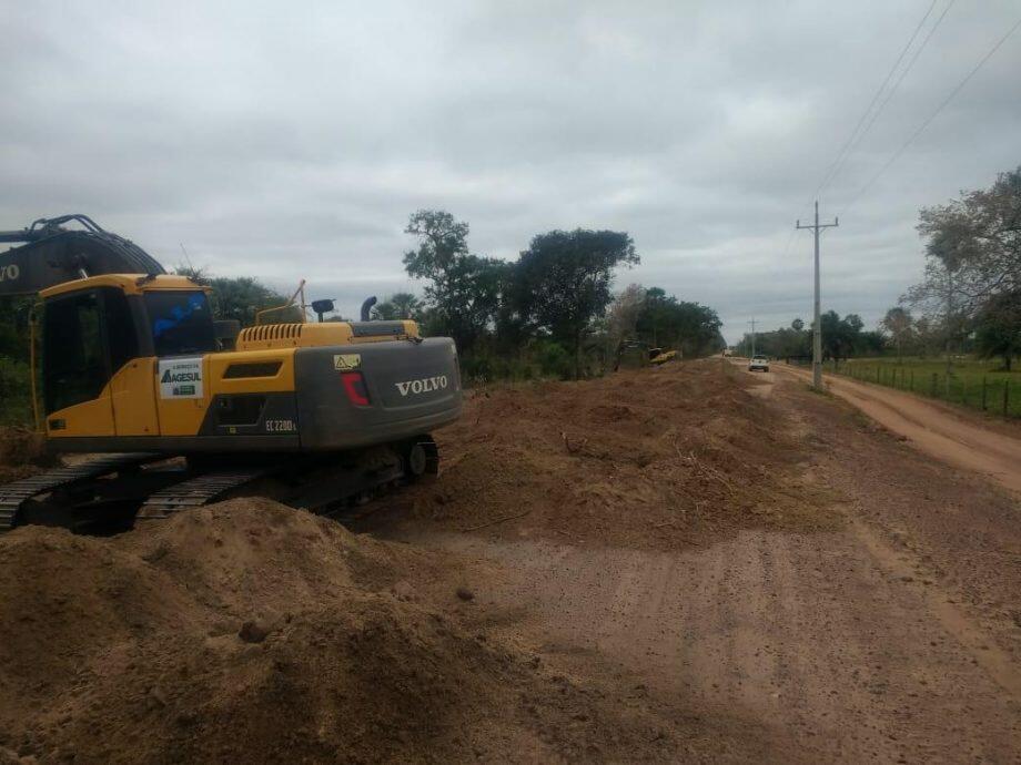 Serviço de terraplenagem em execução na MS-228