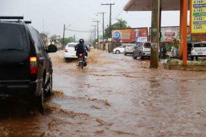 Chuva no Parati alagou Rua da Divisão (Leonardo de França
